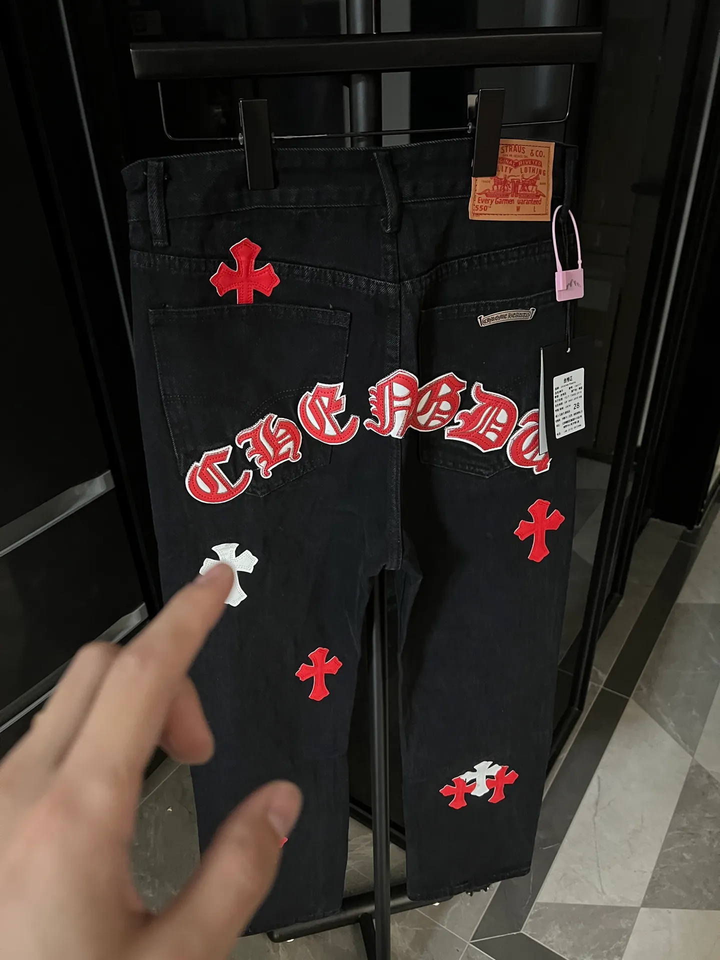 P260 [Next day] Chrome Hearts/CH Hong Kong city limited series Sanskrit cross patch patchwork leather jeans (black) Black and red color matching - Hong Kong limited fashion players, Chrome Hearts Hong Kong city limited jeans are now available!  The unique color scheme is like the intertwining of vitality and romance of Hong Kong. The three-dimensional letters between the hips seem to tell the story of the city. The customized hardware, the three-dimensional and thick cross stamens, and the hand-cut leather washers make the details full of luxury.  Handcrafted and made of environmentally friendly materials, comfort and quality coexist. Owning it is not only an outfit, but also a status symbol. Globally limited edition, don’t miss it.  Size: 28 30 32 34 (corresponding to s-xl) Detailed size can be found in Figure 9